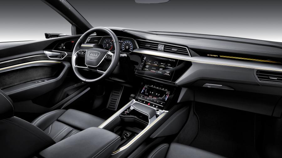 Торпедо Audi e-tron 55 Quattro 2019 года  (WW) (фото 16 из 452)